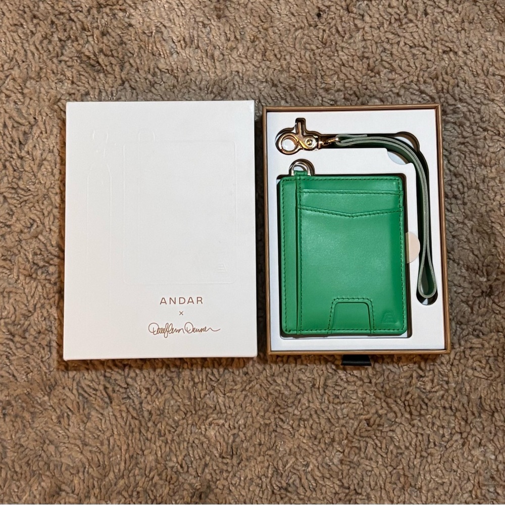 Andar Green Cardholder with Strap